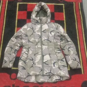 Womens northface puffer jacket (M) 550 Down fill